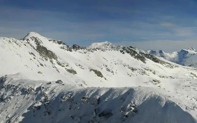 Flights to Xinjiang for Skiers: Airports, Routes and Winter Delays