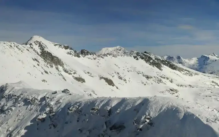Budget vs Luxury Ski Lodging in Xinjiang: Where the Money Goes