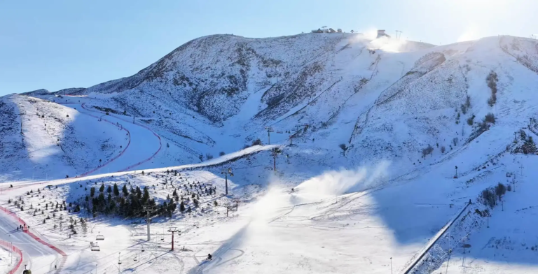 Xinjiang ski scene 1789