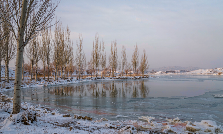 Maralbexi Red Bay lake winter